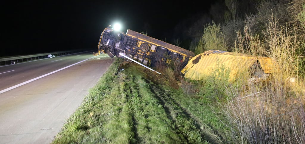 Etliche Einsatzkräfte von Polizei und Feuerwehr halfen dabei, den verunglückten Lkw auf der A14 bei Welsleben zu bergen.