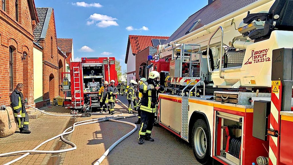 Ein Schwelbrand unter der Deckenverkleidung eine Hauses in Lietzo hat am Mittwoch die Zerbster Feuerwehren in Atem gehalten.