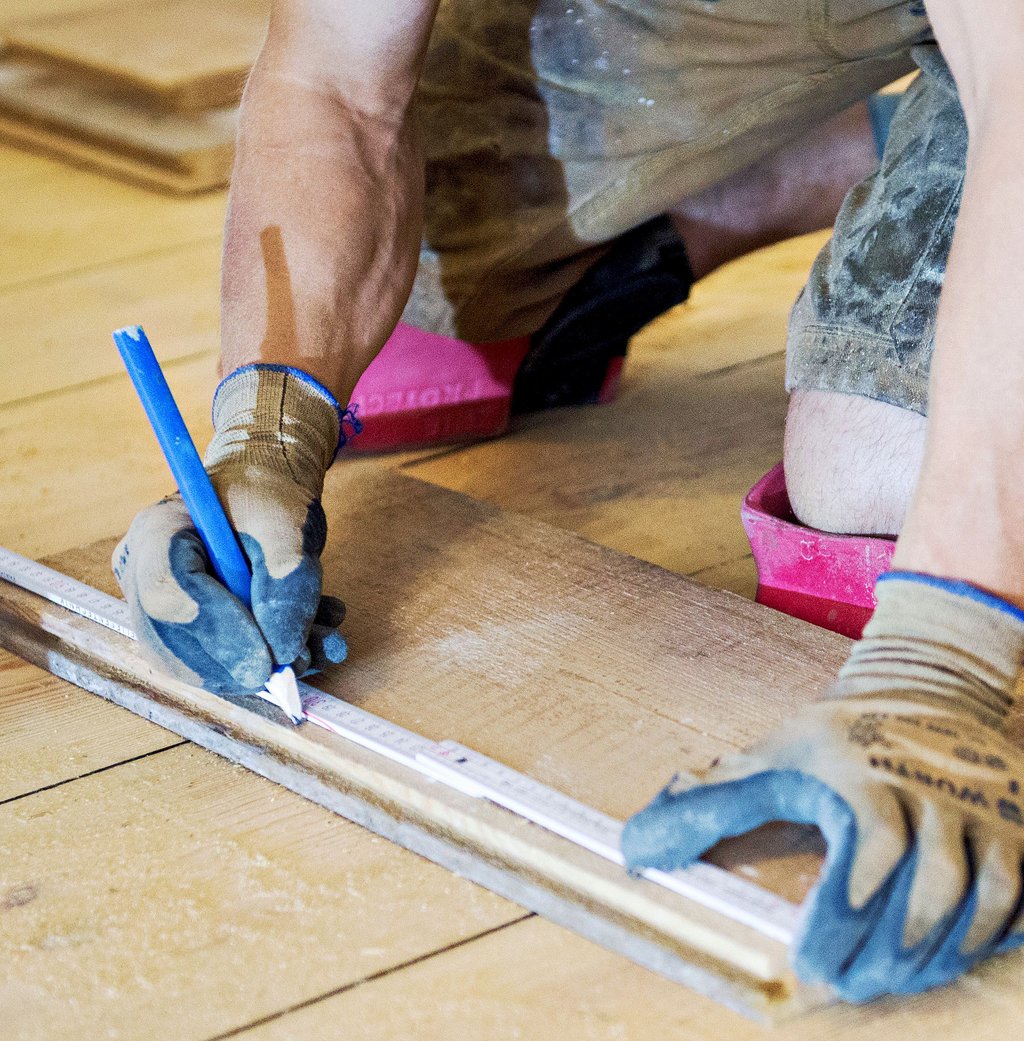 Baustoffe sind teils rar und teuer geworden. Gerade beim Holz, wie hier im Bild verarbeitet, "schießen die Preise durch die Decke", heißt es zum Beispiel aus der Tischlerei Eggert aus dem Gardelegener Ortsteil Seethen.