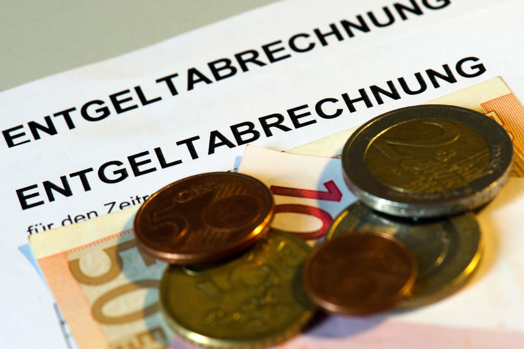 Ostdeutsche Beschäftigte verdienen im Schnitt noch immer knapp sechs Euro weniger pro Stunde.
