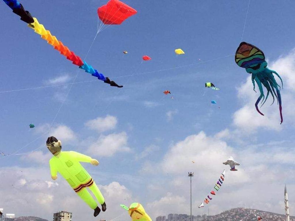 Drachen fliegen über Istanbul. Foto: Can Merey