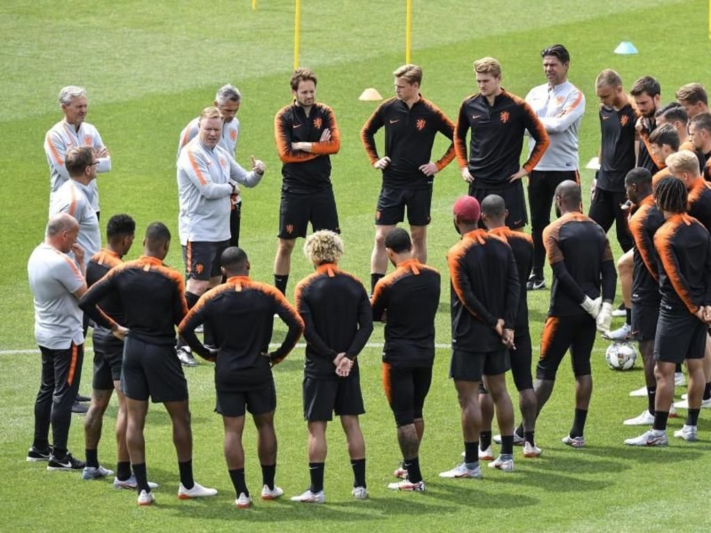 Ronald Koeman (3.v.l) schwört sein Team auf das Finale gegen Portugal ein. Foto: Martin Meissner/AP