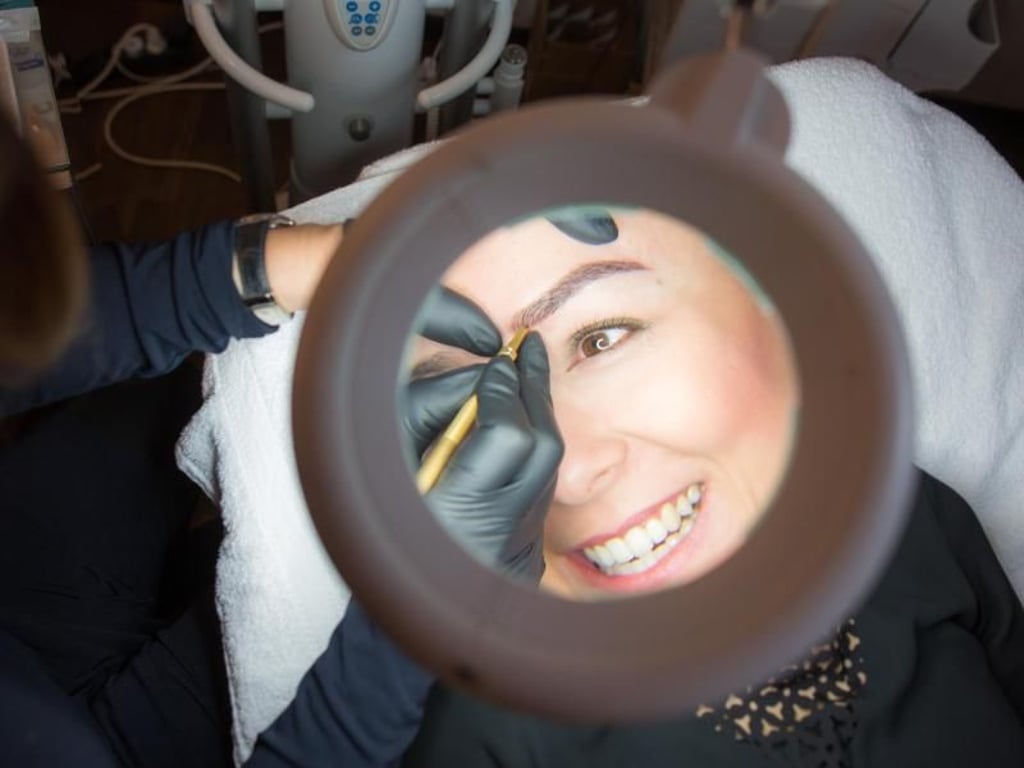 Zum Einzeichnen einzelner Härchen benutzt Kosmetikerin Kristina Jovic eine extrem feine Diamantklinge. Foto: Frank Rumpenhorst