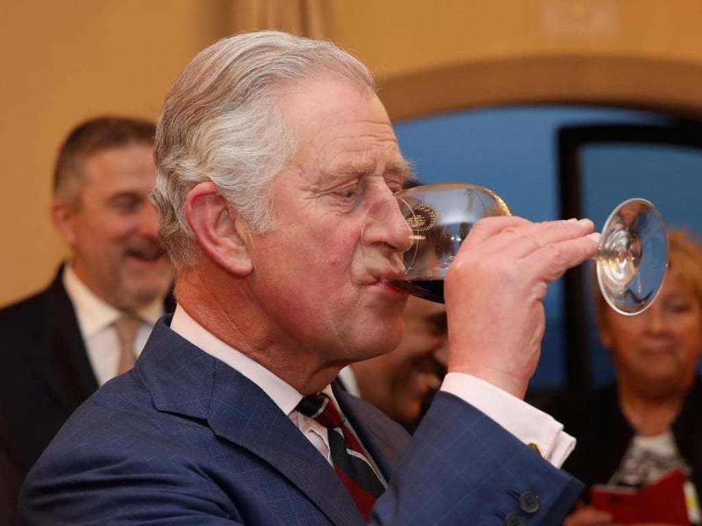 Der britische Thronfolger Prinz Charles probiert in Florenz einen Rotwein. Foto: Chris Jackson