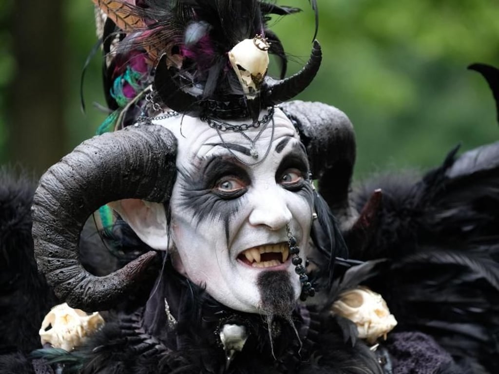 Ein Teilnehmer des Wave-Gotik-Treffens auf einer Wiese im Clara-Zetkin-Park beim "Victorianischen Picknick". Foto: Sebastian Willnow