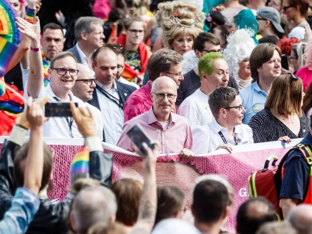 Auch Hamburgs Erster Bürgermeister Peter Tschentscher (M) war bei der Parade dabei. Foto: Markus Scholz