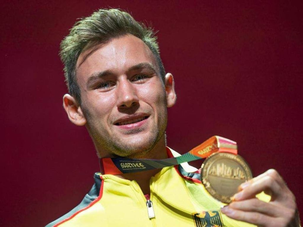 Niklas Kaul zeigt seine Goldmedaille im Zehnkampf. Foto: Michael Kappeler/dpa