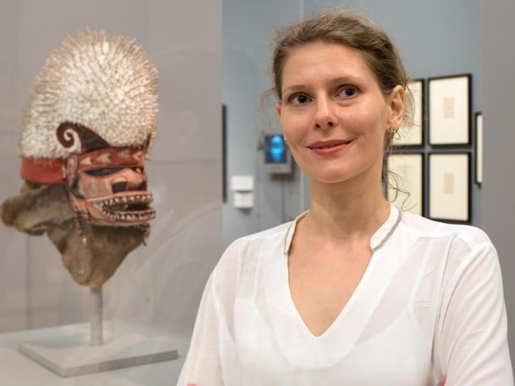 Die Kuratorin der neuen Sonderausstellung «Der blinde Fleck. Bremen und die Kunst in der Kolonialzeit», Julia Binter, neben einer «Tatanua-Maske». Foto: Ingo Wagner