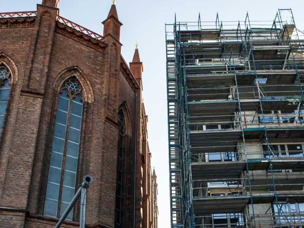 Ein eingerüsteter Luxusneubau steht dicht neben der Friedrichswerderschen Kirche. Foto: Paul Zinken