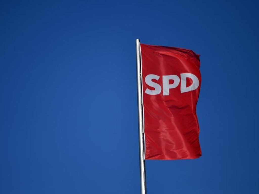 Die Fahne der SPD weht auf dem Willy-Brandt-Haus in Berlin. Foto: Ralf Hirschberger