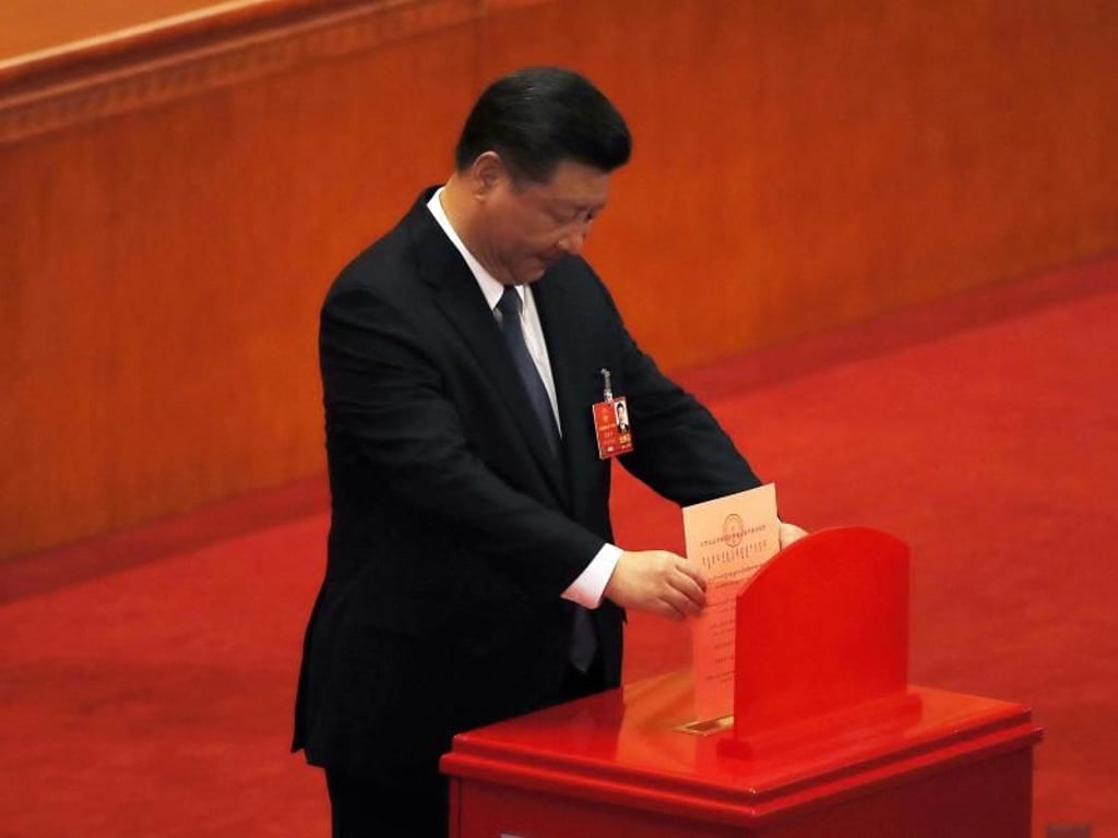 Xi Jinping, Präsident von China und Vorsitzender der Kommunistischen Partei Chinas, gibt seine Stimme ab. Foto: Andy Wong/AP