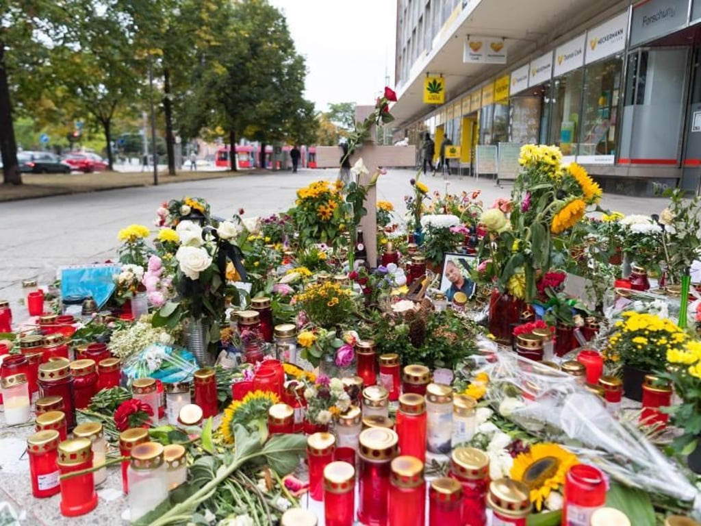 Blumen und Kerzen liegen in Gedenken an den getöteten 35-Jährigen in der Chemnitzer Innenstadt. Foto: Monika Skolimowska