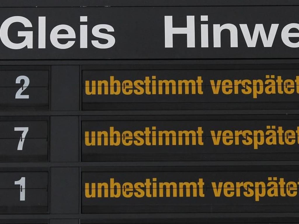 Hinweise für Bahnreisende im Magdeburger Hauptbahnhof. Foto: Jens Wolf