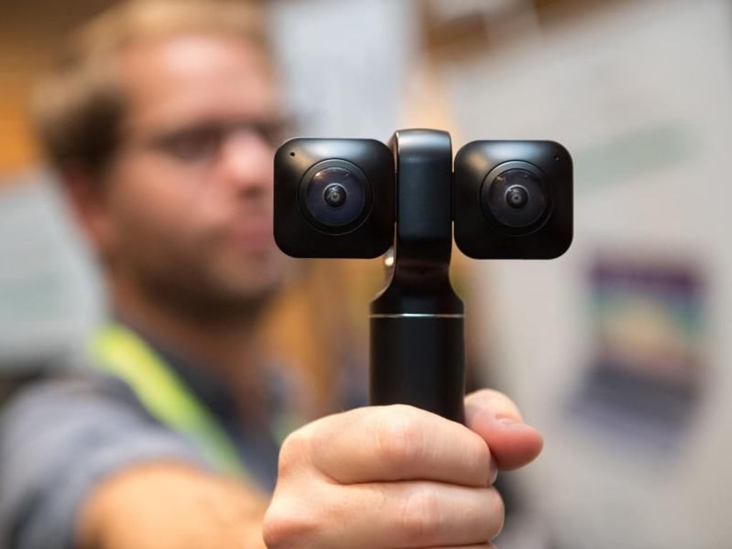 Die 360-Grad-Kamera Vuze XR Dual VR von Human Eyes verfügt über zwei ausklappbare Linsen. Foto: Andrea Warnecke