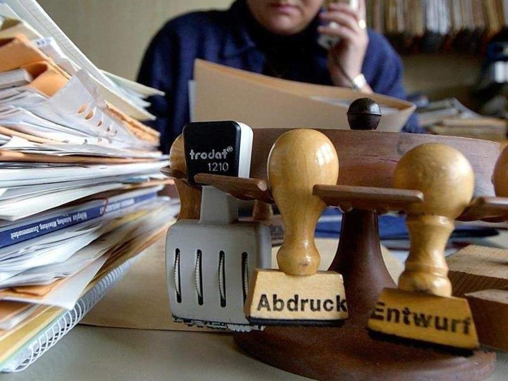 Wer sich einen Nasenbeinbruch bei einem Nickerchen auf der Arbeit zuzieht, der kann dies unter Umständen als Arbeitsunfall geltend machen. Ausschlaggebend ist der Grund der Müdigkeit, erklärten die Richter. Foto: Armin Weigel