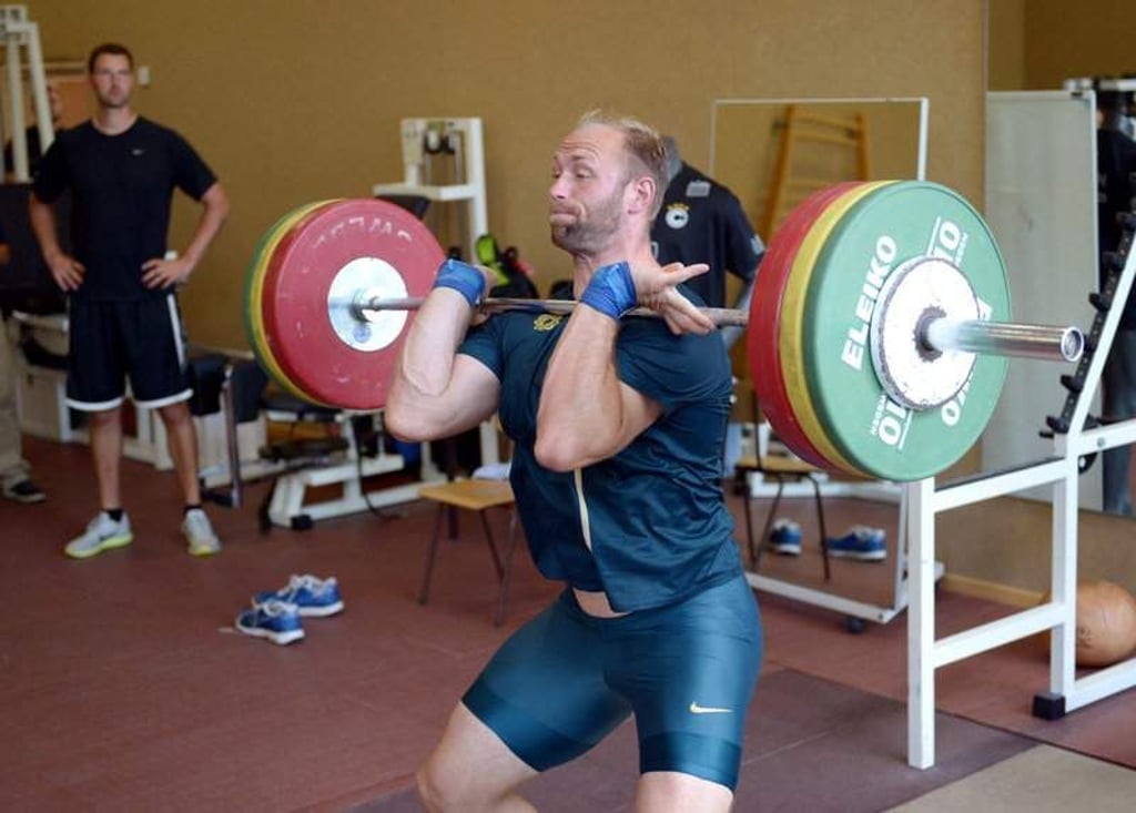 Diskus-Olympiasieger Robert Harting absolviert am 31.07.2014 im Bundesleistungszentrum in Kienbaum bei Berlin im Rahmen seines Medientages ein Hanteltraining. Vom 12.- 17. August findet in Zürich (Schweiz) die Leichtathletik-EM statt. Foto: Rainer Jensen/dpa +++(c) dpa - Bildfunk+++