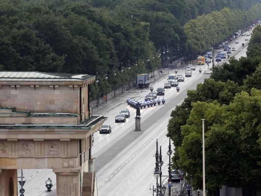 Die «weißen Mäuse» eskortieren den Bentley der Queen. Foto: Wolfgang Kumm