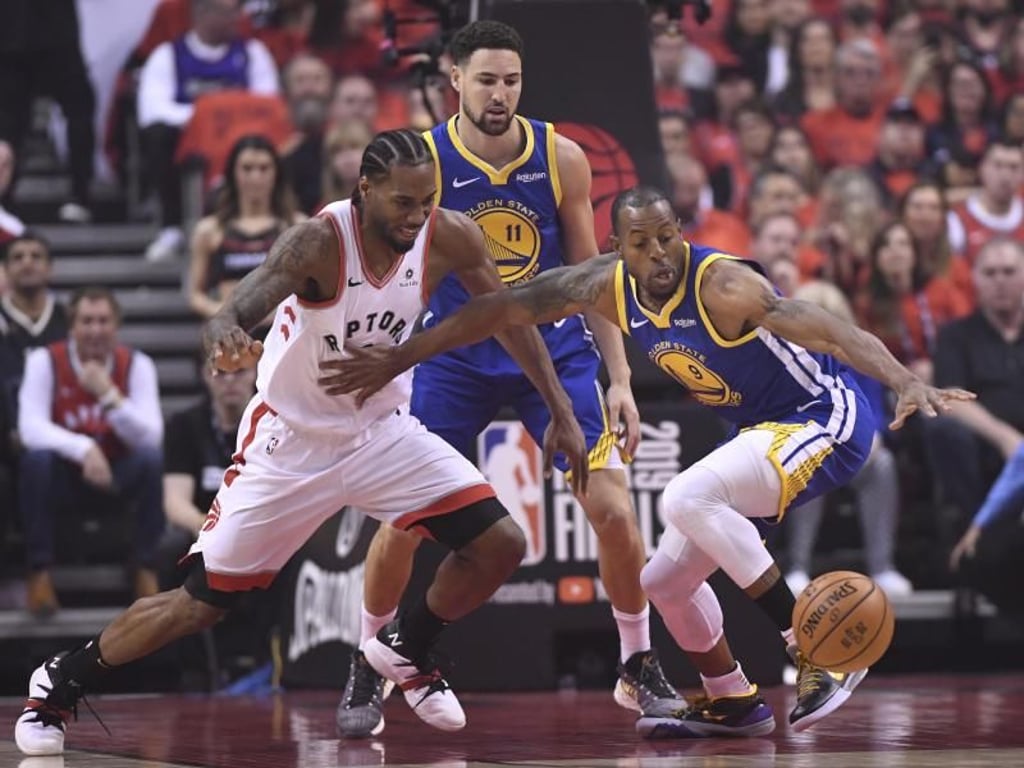 Raptors-Star Kawhi Leonard (l) im Kampf um den Ball mit Andre Iguodala (r) von den Warriors. Foto: Frank Gunn/The Canadian Press