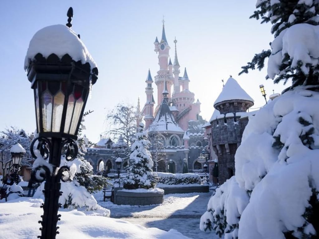 Seltener, aber zauberhafter Anblick: verschneites Disneyland im Winter. Foto: Sylvian Cambon/Disney