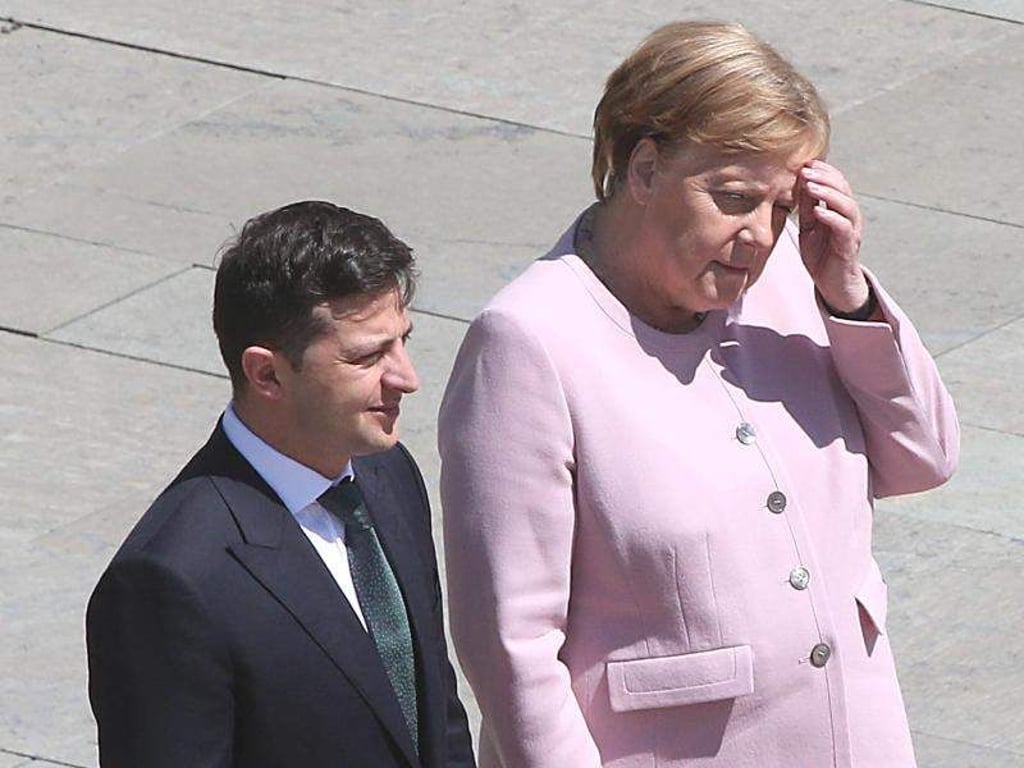 Am Dienstag hatte Merkel bei einem Empfang des neuen ukrainischen Präsidenten Wolodymyr Selenskyj erheblich gezittert, während sie gemeinsam mit Selenskyj auf das Abschreiten der Ehrenformation der Bundeswehr wartete. Foto: Wolfgang Kumm
