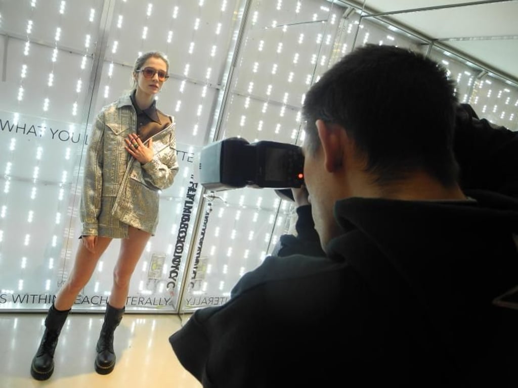Ein Model trägt eine Jacke der Modedesignerin Mona Hamid. Foto: Johannes Schmitt-Tegge