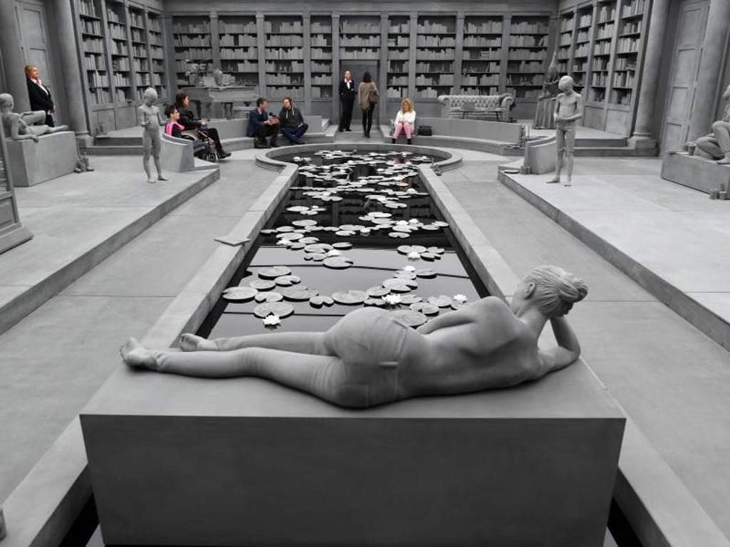 Besucher sitzen in der skulpturalen Installation «Das Haus des Sammlers» von Hans Op de Beeck in Düsseldorf. Foto: Federico Gambarini