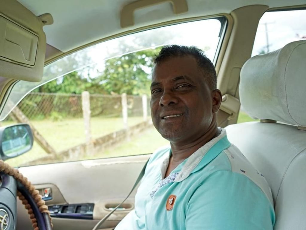 Taxifahrer Rudi plaudert gerne mit Gästen aus dem Ausland - allzu viele Reisende besuchen Suriname jedoch nicht. Foto: Steven Hille