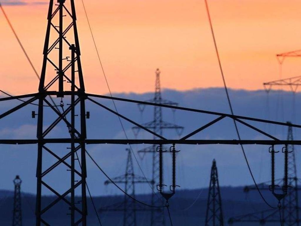 Strommasten stehen bei Erlenbach im Abendlicht. Foto: Karl-Josef Hildenbrand