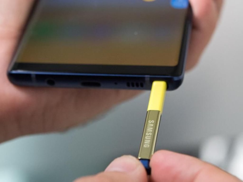 Der S Pen genannte Zeichenstift hat nun einen Kondensator als Energiespeicher für das Bluetooth-Funkmodul. Geladen wird per Induktion, während der Stift im Gerät steckt. Foto: Andrea Warnecke/dpa-tmn