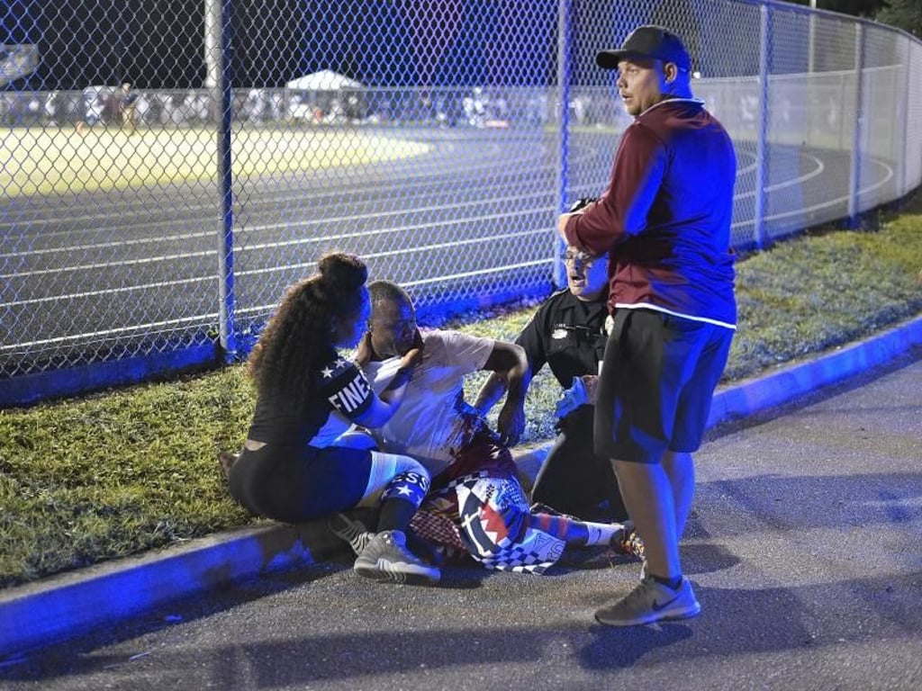 Ein Verletzter wird am Rande des Spielfelds behandelt. Foto: Allen Eyestone/Palm Beach Post via ZUMA Wire