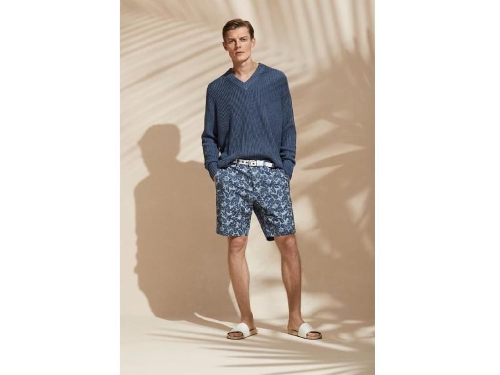 Der Casualgedanke setzt sich in der Männermode immer mehr durch. Dazu gehören auch kurze Hosen wie in der Kollektion von Michael Kors (Pullover ca. 398 Euro, Shorts ca. 99 Euro, Gürtel ca. 69 Euro, Schuhe ca. 150 Euro). Foto: Michael Kors
