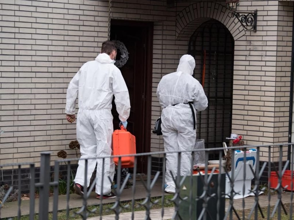 Kriminaltechniker der Berliner Polizei untersuchen das Haus der Schwester der verschwundenen 15-jährigen Rebecca. Foto: Bernd von Jutrczenka