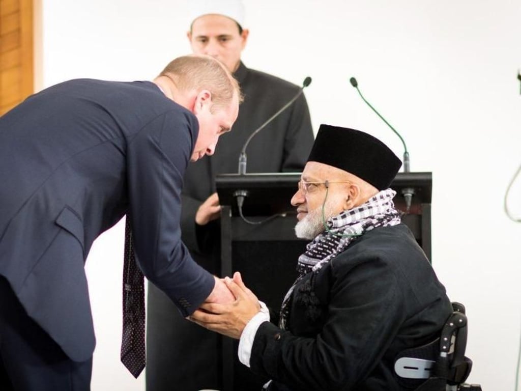 Prinz William mit Farid Achmad bei seinem Besuch in der Al-Noor-Moschee. Achmads Frau wurde bei dem Anschlag auf die Moschee getötet. Foto: Kensington Palast/Press Association Images