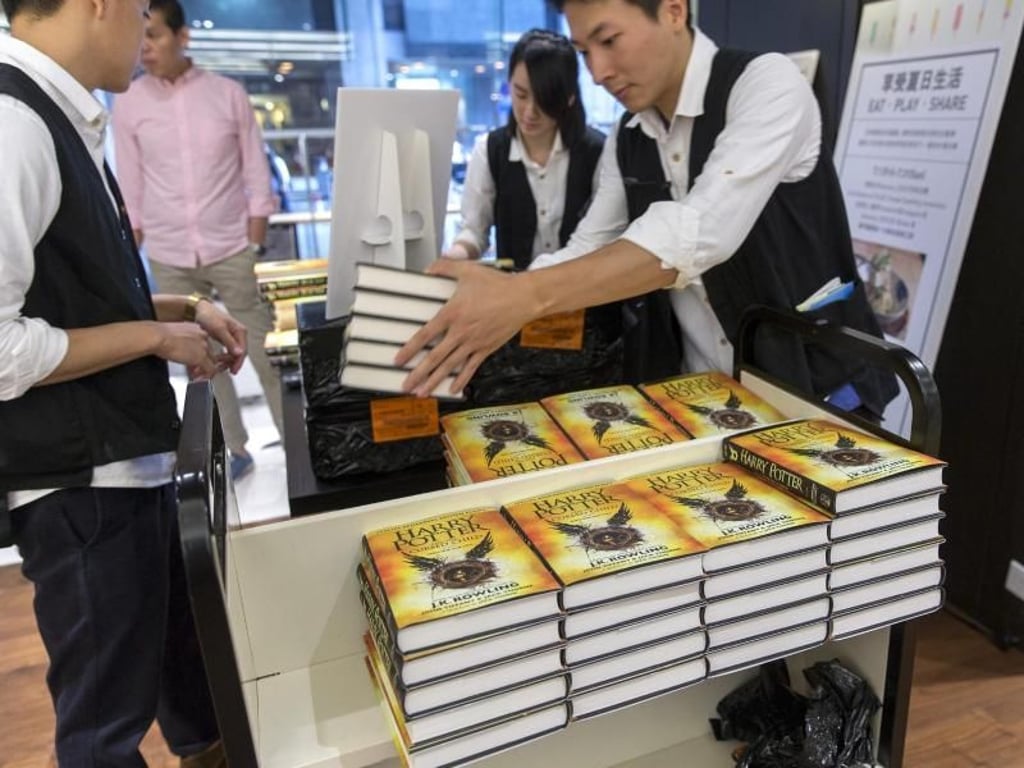 In einem Buchladen in Hong Kong wird das neue Potter-Buch «Harry Potter and the Cursed Child» für den Verkauf ausgepackt. Foto: Jerome Favre