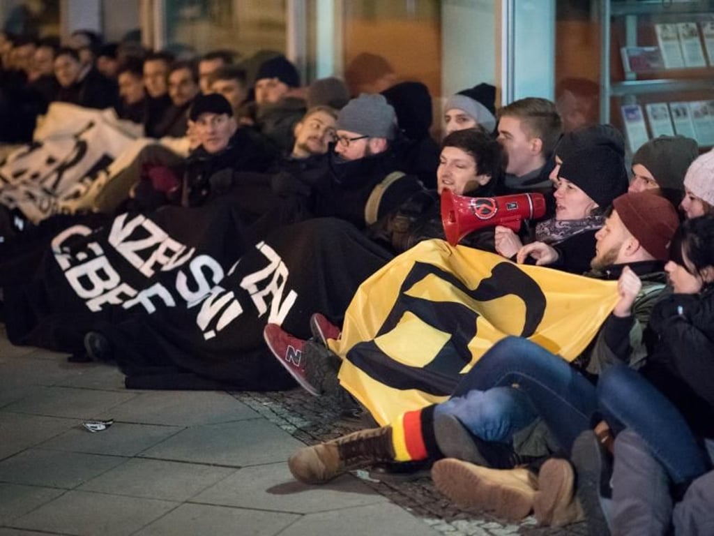 Anhänger der Identitären Bewegung blockieren im Dezember 2016 die CDU-Bundeszentrale in Berlin. Foto: Bernd von Jutrczenka