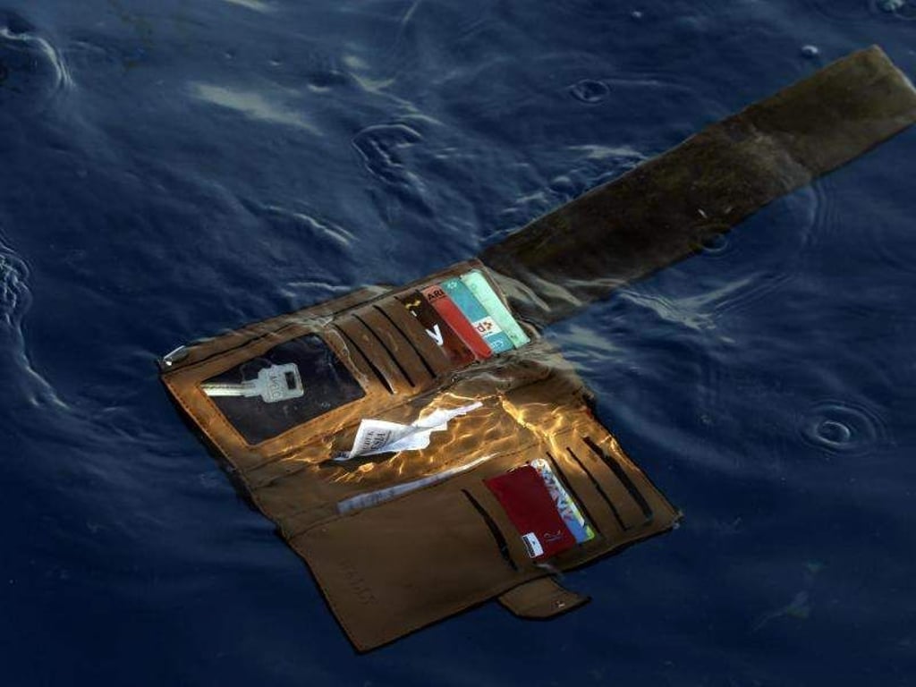 Die Brieftasche eines Opfers des Absturzes schwimmt im Ozean. Foto: Achmad Ibrahim/AP