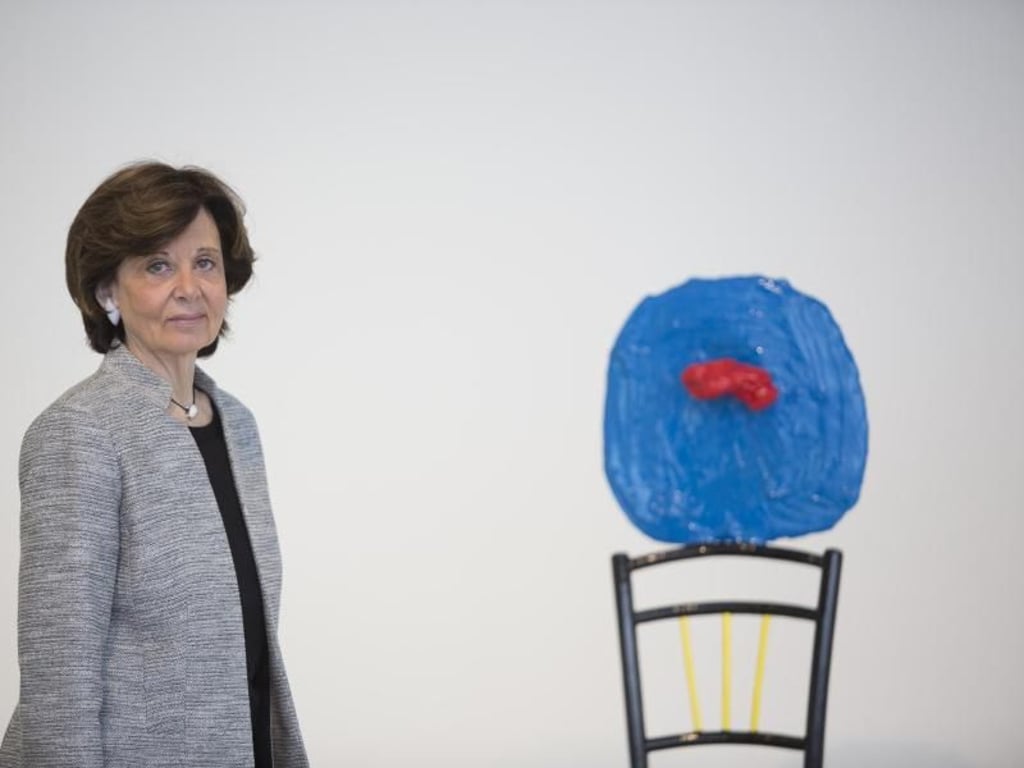 Kuratorin und Miró-Expertin María José Salazar vor der Skulptur «Femme assise et enfant» (Sitzende Frau mit Kind) aus dem Jahr 1967. Foto: Belen de Benito/Centro Botín