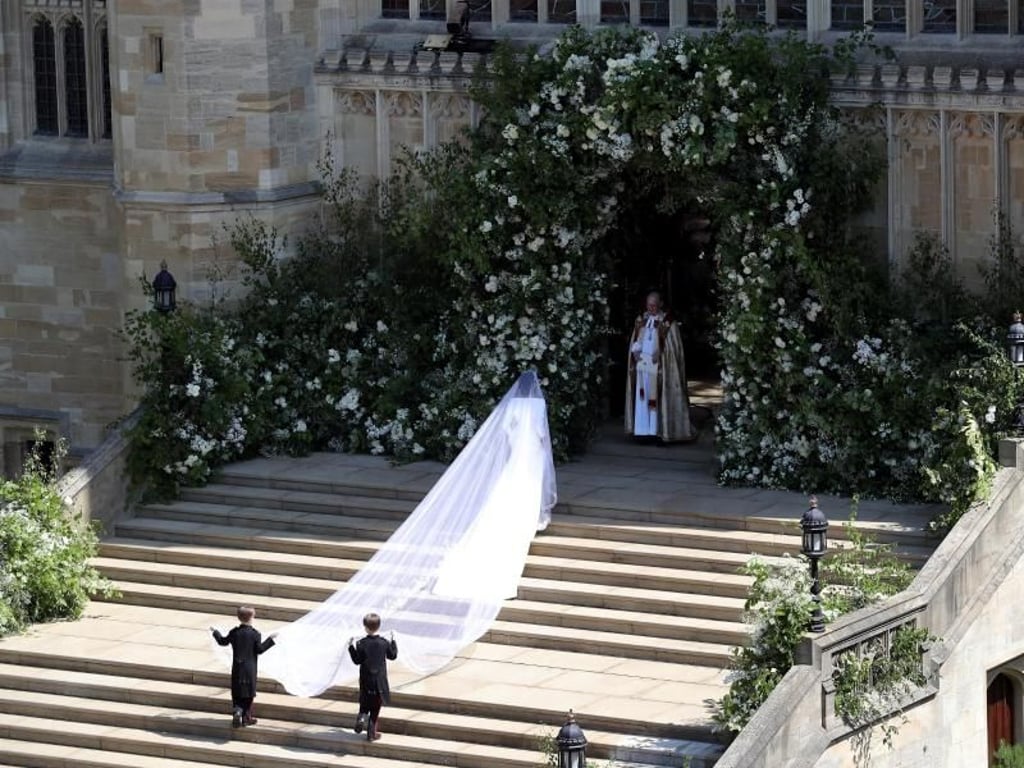 Meghan Markle steigt die Stufen zur St.-Georgs-Kapelle hinauf. Foto: Andrew Matthews/PA Wire