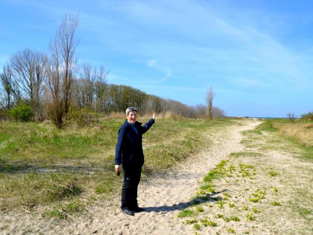 Birgit Grote - hier nahe des Riedensees - bietet Wanderungen durch die Kühlung an. Foto: Wolfgang Stelljes