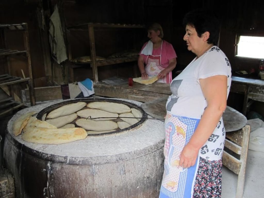 Die kleinen Brotlaibe schmecken frisch aus dem Ofen am allerbesten. Auch zu Wein und Käse wird Mamas Brot oft gereicht. Foto: Annette Meinke-Carstanjen