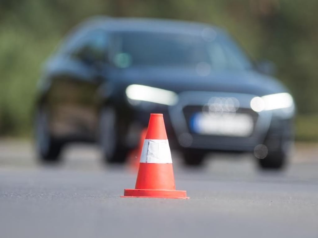Pylonenwalzer: Auf trockener Straße wird auch das Umrunden eines abgesteckten Slalom trainiert. Foto: Klaus-Dietmar Gabbert