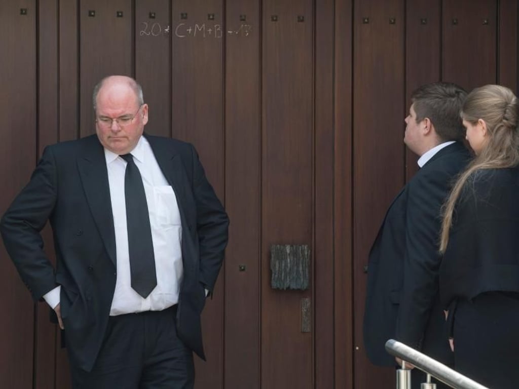 Ratlos: Walter Kohl verharrte gemeinsam mit zwei Enkelkindern eine halbe Stunden vor der geschlossenen Tür des Hauses in Oggersheim. Foto: Boris Roessler