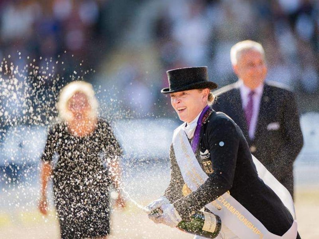 Isabell Werth feierte ihre 20. EM-Goldmedaille mit Champagner. Foto: Rolf Vennenbernd