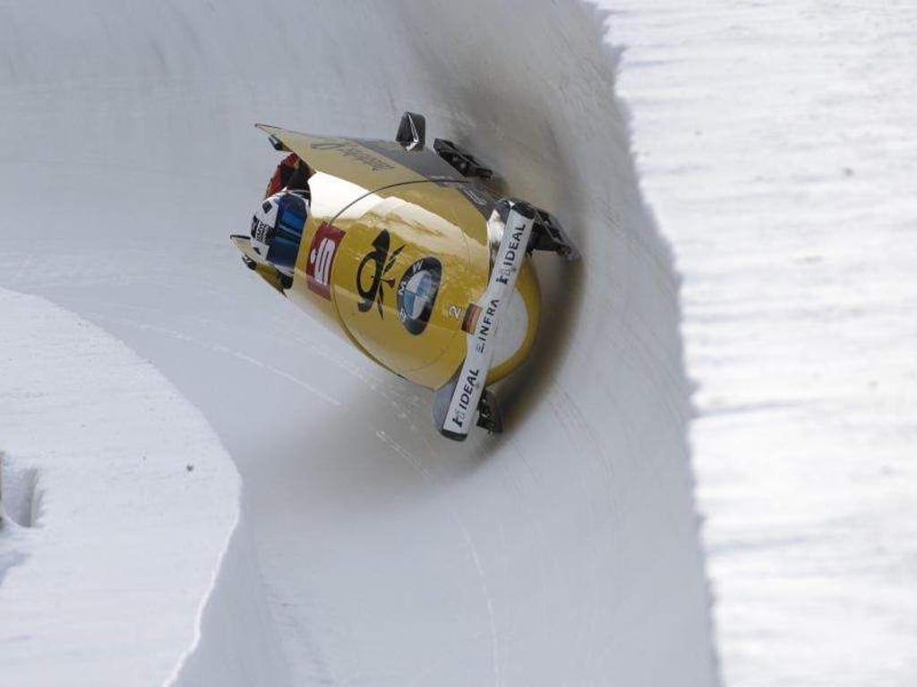 Francesco Friedrich steuert den Viererbob in der Eisbahn von St. Moritz zum Sieg. Foto: Urs Flueeler/KEYSTONE
