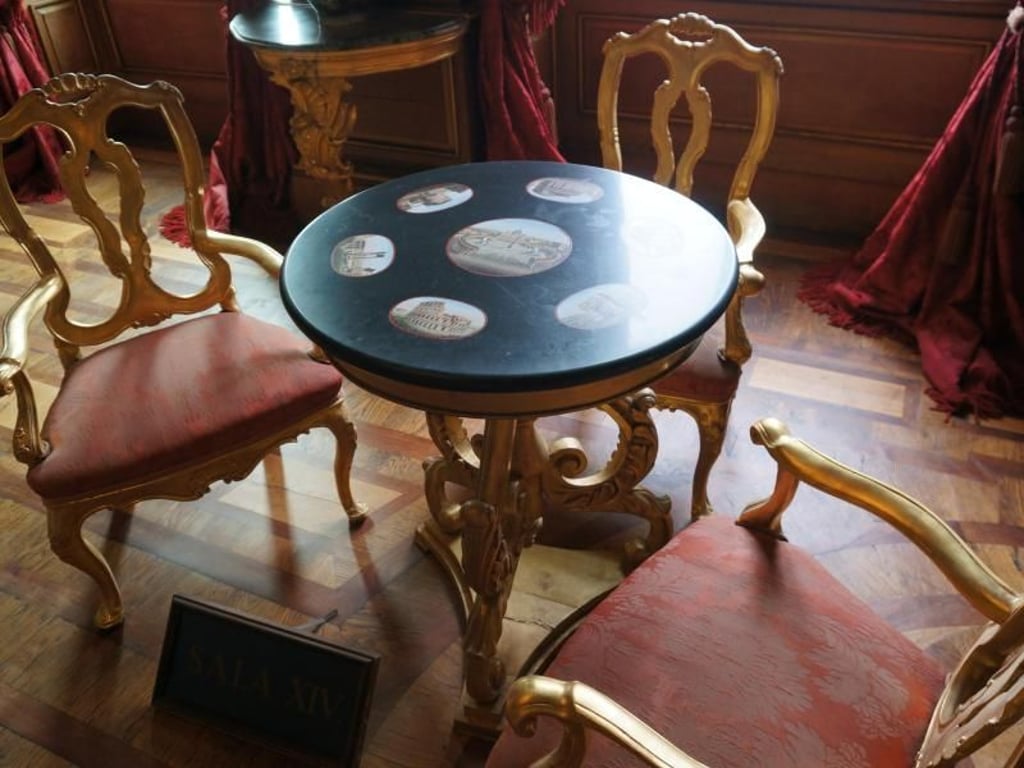 Verhängnisvolle Entscheidung: An diesem Tisch in Miramare hat Erzherzog Ferdinand Maximilian von Österreich unterzeichnet, Kaiser von Mexiko zu werden. Foto: Alexandra Stahl