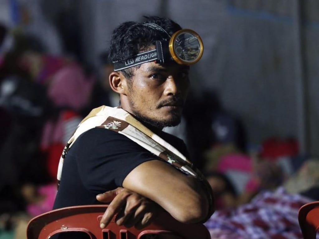 Geschockt und erschöpft: Wahyudin, ein Überlebender des Tsunami sitzt in einer Notunterkunft. Foto: Achmad Ibrahim/AP
