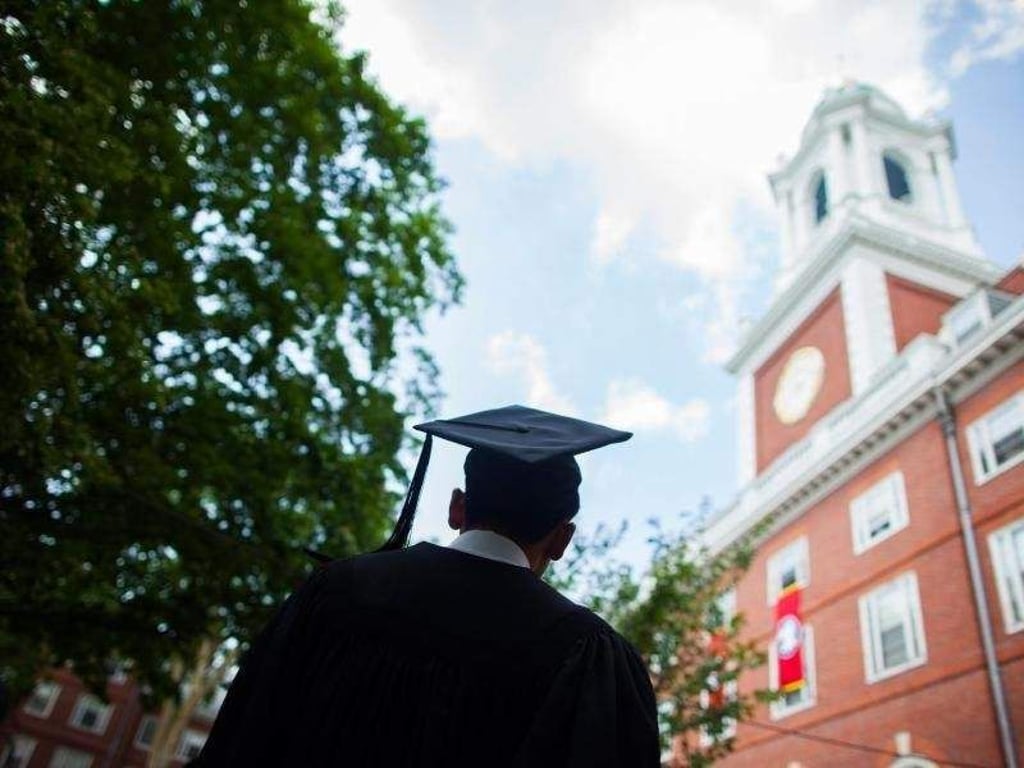 Wer seinen Abschluss in Harvard gemacht hat, tritt in die Fußstapfen berühmter Absolventen. Dazu gehören zum Beispiel Barack und Michelle Obama oder John F. Kennedy. Foto: Harvard Public Affairs & Communications