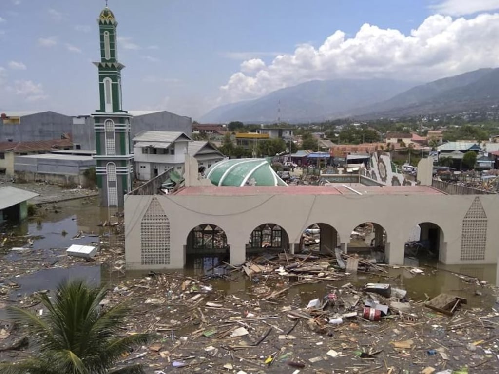 Die Ruine einer durch Erdbeben und Tsunami schwer beschädigten Moschee steht tief im Wasser. Foto: Rifki/AP