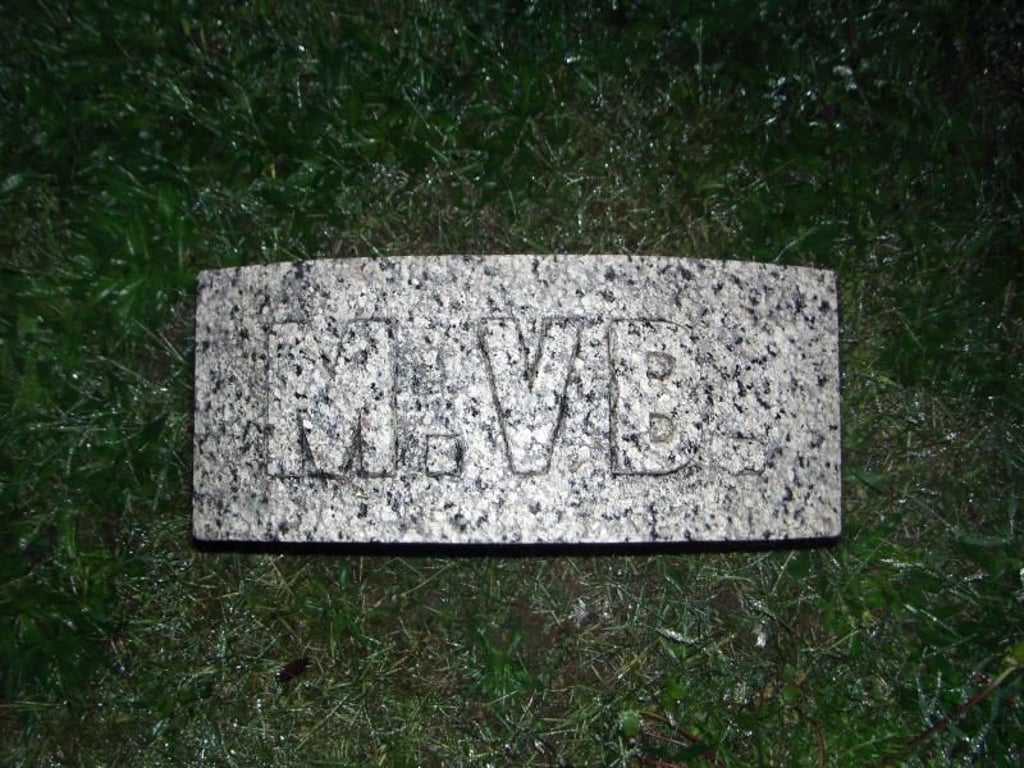 Schlichter geht's kaum: Nur die Buchstaben M, V und B kennzeichnen das Grab des US-Präsidenten Martin van Buren in Kinderhook im US-Bundesstaat New York. Foto: Chris Melzer