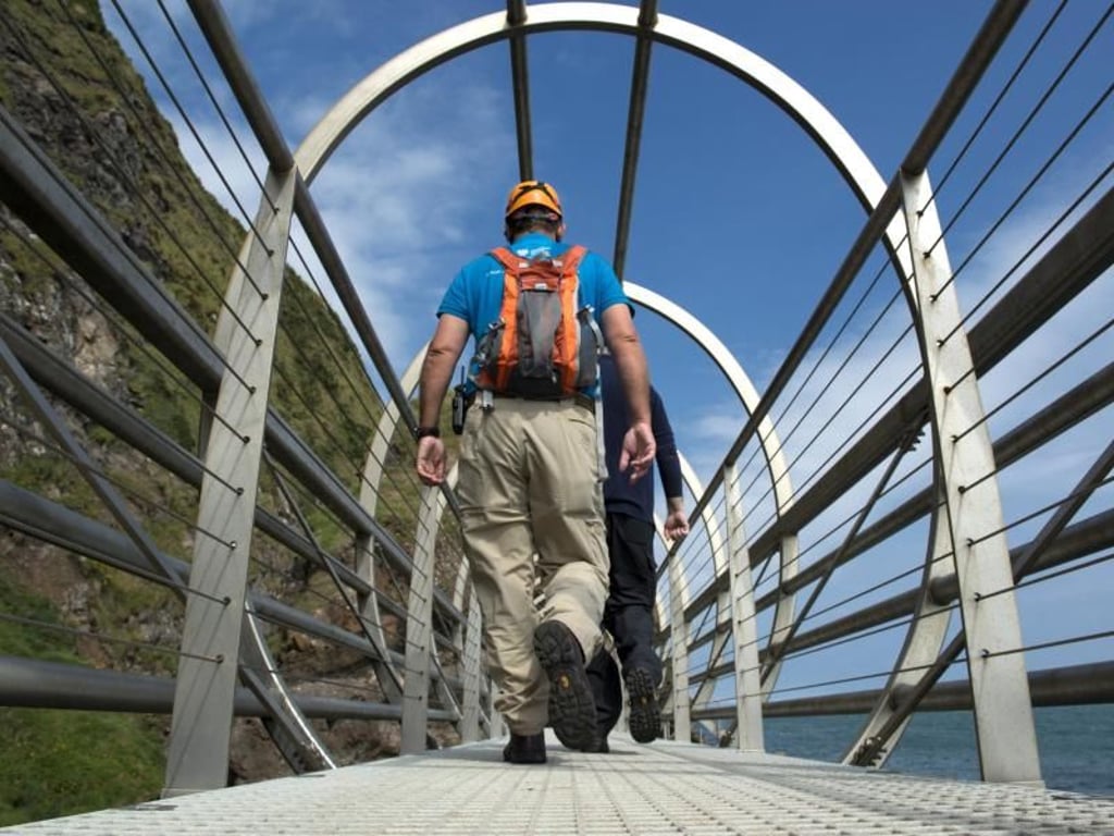Wanderer auf dem Klippenpfad The Gobbins - viele Jahre war der Weg gesperrt. Foto: Arthur Ward/Tourism Ireland
